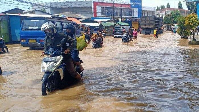 Motor Mogok, Pasar Tutup: Warga Dayeuhkolot Terjebak Banjir