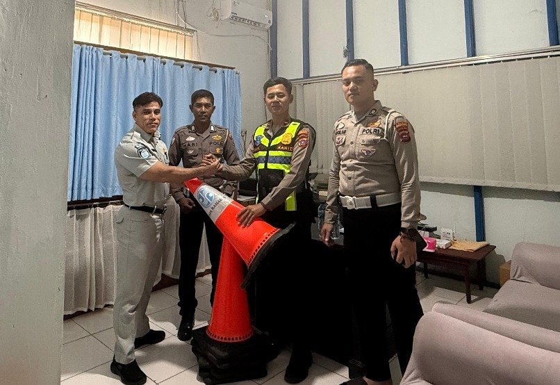 Jasa Raharja Cabang Solok Serahkan Traffic Cone kepada Polres Dharmasraya untuk Dukung Pengamanan Lalu Lintas