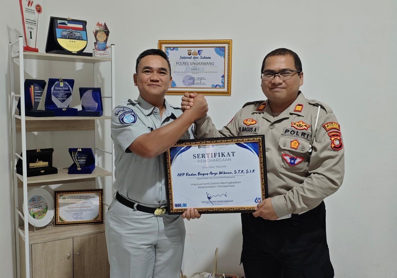 Perkuat Kolaborasi Keselamatan Jalan, Jasa Raharja Singkawang Serahkan Piagam Apresiasi kepada Kasatlantas Polres Singkawang