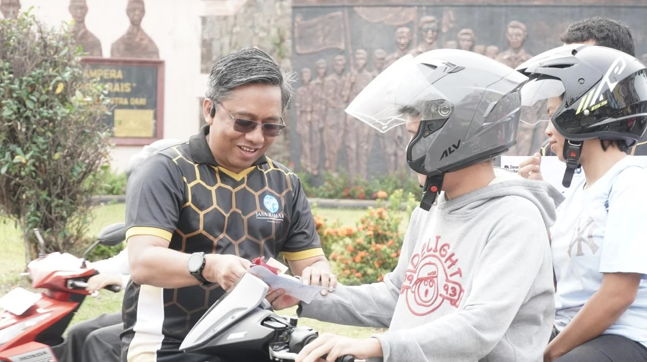 Jasa Raharja Wilayah Lampung Gelar Aksi Kasih Sayang “1 Cokelat untuk Masyarakat Taat Pajak”